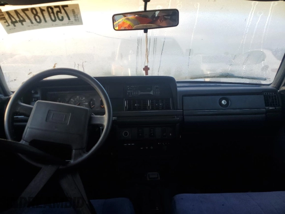 1991 Volvo 240 z VIN YV1AA8844M1441146, wystawiony jako Copart lot #75018744 z przebiegiem 159 330 mil mil oraz Nie do naprawy • Non repairable. Historia ofert i sprzedaży dostępna na DreamBid. Obrazek 8.