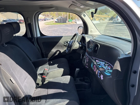 2010 Nissan Cube S z VIN JN8AZ2KR1AT156280, wystawiony jako Copart lot #52337085 z przebiegiem 141 330 mil mil oraz Czysty tytuł • Clean title. Historia ofert i sprzedaży dostępna na DreamBid. Obrazek 5.
