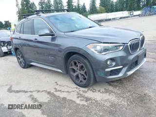2017 BMW X1 xDrive28i z VIN WBXHT3C39H5F73601, wystawiony jako IAAI lot #42489980 z przebiegiem 80 738 mil mil oraz . Historia ofert i sprzedaży dostępna na DreamBid. Obrazek 1.