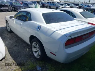 2013 Dodge Challenger SXT z VIN 2C3CDYAG8DH569468, wystawiony jako IAAI lot #41792206 z przebiegiem 161 439 mil mil oraz . Historia ofert i sprzedaży dostępna na DreamBid. Obrazek 3.