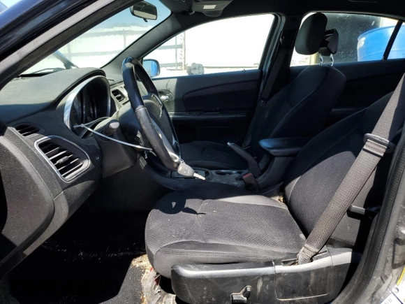 2014 Chrysler 200 Touring z VIN 1C3CCBBGXEN152330, wystawiony jako Copart lot #52295375 z przebiegiem 211 585 mil mil oraz Szkoda całkowita • Salvage title. Historia ofert i sprzedaży dostępna na DreamBid. Obrazek 7.