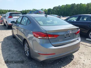 2017 Hyundai Elantra Value Edition z VIN KMHD84LF5HU152826, wystawiony jako IAAI lot #42264137 z przebiegiem 130 957 mil mil oraz . Historia ofert i sprzedaży dostępna na DreamBid. Obrazek 3.