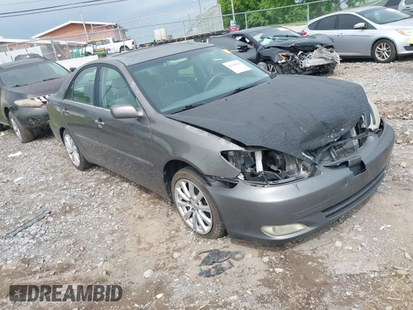 2003 Toyota Camry LE z VIN 4T1BF30K53U555156, wystawiony jako IAAI lot #42144121 z przebiegiem 300 328 mil mil oraz . Historia ofert i sprzedaży dostępna na DreamBid. Obrazek 1.