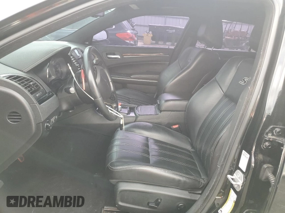 2019 Chrysler 300 S z VIN 2C3CCABG0KH601139, wystawiony jako Copart lot #59039125 z przebiegiem 82 672 mil mil oraz Czysty tytuł • Clean title. Historia ofert i sprzedaży dostępna na DreamBid. Obrazek 7.