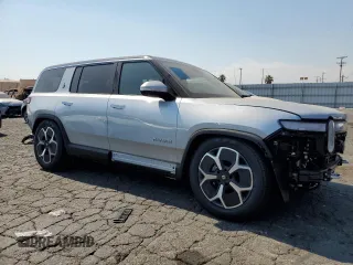 2024 Rivian R1S Adventure z VIN 7PDSGBBA7RN044642, wystawiony jako Copart lot #62567904 z przebiegiem 1888 mil mil oraz Szkody całkowita. Historia ofert i sprzedaży dostępna na DreamBid. Obrazek 4.