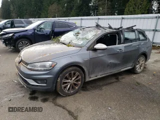2018 Volkswagen Golf S z VIN 3VWH17AUXJM765514, wystawiony jako Copart lot #83635524 z przebiegiem 84 347 mil mil oraz Czysty tytuł • Clean title. Historia ofert i sprzedaży dostępna na DreamBid. Obrazek 1.