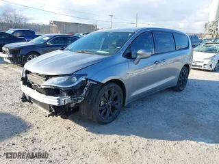 2019 Chrysler Pacifica Touring Plus with VIN 2C4RC1FG0KR686378, listed as a IAAI auction lot 41629495 with 88,262 mi miles. Bid and sale history available at carsss.com. Image 17.