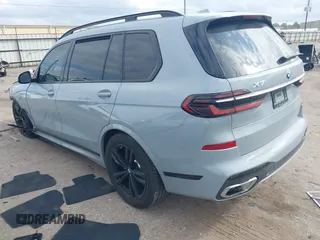 2025 BMW X7 xDrive40i z VIN 5UX23EM01S9W23566, wystawiony jako IAAI lot #41490415 z przebiegiem 8 144 mil mil oraz . Historia ofert i sprzedaży dostępna na DreamBid. Obrazek 3.