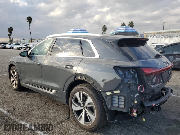 2024 Audi Q8 e-tron Premium Plus z VIN WA15AAGE8RB038873, wystawiony jako Copart lot #76623264 z przebiegiem 5 993 mil mil oraz Szkoda całkowita • Salvage title. Historia ofert i sprzedaży dostępna na DreamBid. Obrazek 2.