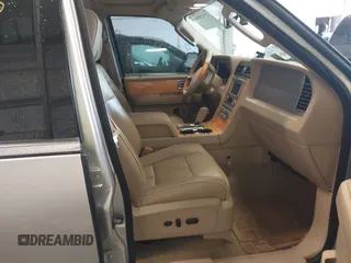 2007 Lincoln Navigator z VIN 5LMFU28547LJ18998, wystawiony jako IAAI lot #42515060 z przebiegiem 209 814 mil mil oraz . Historia ofert i sprzedaży dostępna na DreamBid. Obrazek 5.