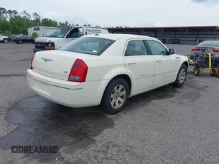 2007 Chrysler 300 Limited with VIN 2C3KA53G77H650272, listed as a IAAI auction lot 41976771 with 186,874 mi miles. Bid and sale history available at carsss.com. Image 4.