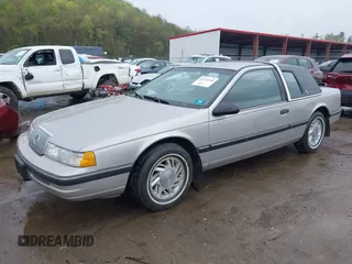 1990 Mercury Cougar z VIN 1MEPM6046LH630327, wystawiony jako IAAI lot #42112236 z przebiegiem 61 933 mil mil oraz . Historia ofert i sprzedaży dostępna na DreamBid. Obrazek 2.
