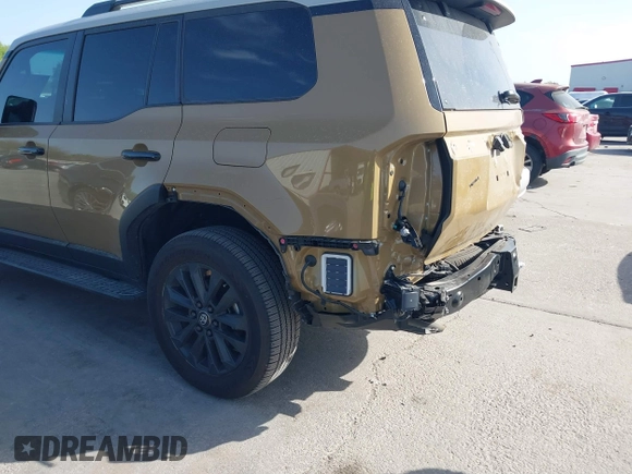 2024 Toyota Land Cruiser z VIN JTEABFAJ9RK012363, wystawiony jako IAAI lot #41859375 z przebiegiem 5 420 mil mil oraz . Historia ofert i sprzedaży dostępna na DreamBid. Obrazek 6.