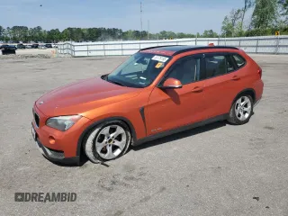 2013 BMW X1 28i z VIN WBAVM1C51DVW45530, wystawiony jako Copart lot #52779155 z przebiegiem 193 540 mil mil oraz Szkody całkowita. Historia ofert i sprzedaży dostępna na DreamBid. Obrazek 1.
