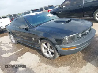 2008 Ford Mustang Deluxe with VIN 1ZVHT80N385150555, listed as a IAAI auction lot 41951656 with 195,708 mi miles. Bid and sale history available at carsss.com. Image 1.