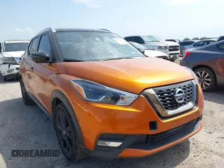 2019 Nissan Kicks S z VIN 3N1CP5CU9KL546356, wystawiony jako IAAI lot #42532076 z przebiegiem 68 361 mil mil oraz . Historia ofert i sprzedaży dostępna na DreamBid. Obrazek 1.