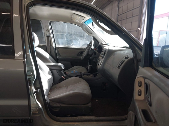 2005 Ford Escape XLT with VIN 1FMYU93165KA74210, listed as a IAAI auction lot 41388896 with 209,807 mi miles. Bid and sale history available at carsss.com. Image 5.