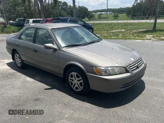 2000 Toyota Camry CE z VIN 4T1BG22K0YU002152, wystawiony jako Copart lot #58250485 z przebiegiem 366 513 mil mil oraz Czysty tytuł • Clean title. Historia ofert i sprzedaży dostępna na DreamBid. Obrazek 1.