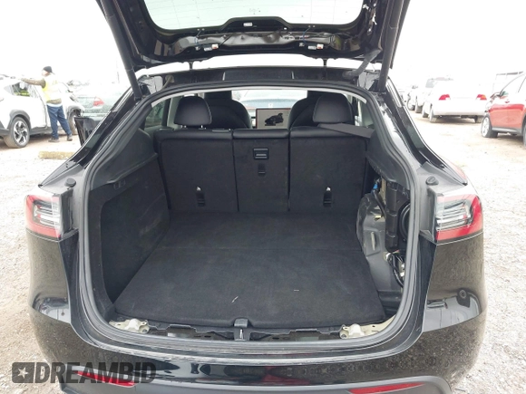 2023 Tesla Model Y Long Range z VIN 7SAYGDEEXPA181114, wystawiony jako IAAI lot #41564617 z przebiegiem 64 990 mil mil oraz . Historia ofert i sprzedaży dostępna na DreamBid. Obrazek 21.