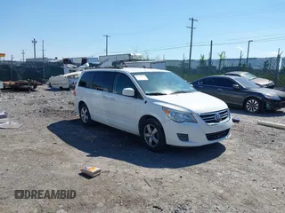2011 Volkswagen Routan SE z VIN 2V4RW3DG3BR717540, wystawiony jako IAAI lot #42198036 z przebiegiem 134 197 mil mil oraz . Historia ofert i sprzedaży dostępna na DreamBid. Obrazek 1.