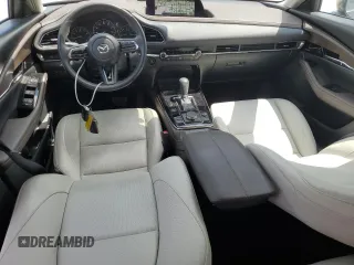 2024 Mazda CX-30 S Premium z VIN 3MVDMBDM4RM615609, wystawiony jako Copart lot #57761055 z przebiegiem 20 721 mil mil oraz Szkoda całkowita • Salvage title. Historia ofert i sprzedaży dostępna na DreamBid. Obrazek 8.