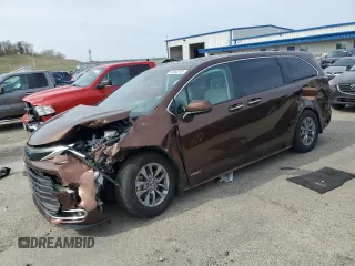 2021 Toyota Sienna XLE z VIN 5TDYSKFC8MS007999, wystawiony jako Copart lot #54994515 z przebiegiem 44 538 mil mil oraz Szkoda całkowita • Salvage title. Historia ofert i sprzedaży dostępna na DreamBid. Obrazek 1.