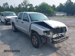 2006 Dodge Dakota SLT z VIN 1D7HE48K96S533601, wystawiony jako IAAI lot #42409723 z przebiegiem 128 591 mil mil oraz . Historia ofert i sprzedaży dostępna na DreamBid. Obrazek 1.