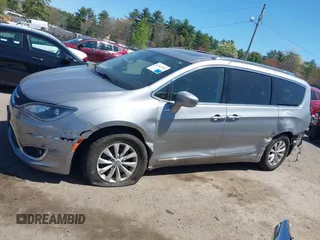 2018 Chrysler Pacifica Touring L Plus z VIN 2C4RC1EGXJR101757, wystawiony jako IAAI lot #42142946 z przebiegiem 83 314 mil mil oraz . Historia ofert i sprzedaży dostępna na DreamBid. Obrazek 14.