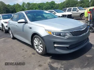 2016 Kia Optima EX z VIN 5XXGU4L33GG055180, wystawiony jako IAAI lot #42493655 z przebiegiem 160 996 mil mil oraz . Historia ofert i sprzedaży dostępna na DreamBid. Obrazek 1.