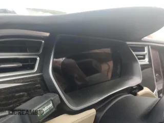 2017 Tesla Model S 60 z VIN 5YJSA1E16HF180191, wystawiony jako Copart lot #55901805 z przebiegiem Nie podano mil oraz Szkoda całkowita • Salvage title. Historia ofert i sprzedaży dostępna na DreamBid. Obrazek 9.