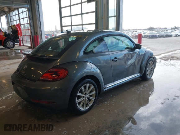 2018 Volkswagen Beetle S z VIN 3VWFD7AT6JM703758, wystawiony jako IAAI lot #41381842 z przebiegiem Nie podano mil oraz . Historia ofert i sprzedaży dostępna na DreamBid. Obrazek 4.