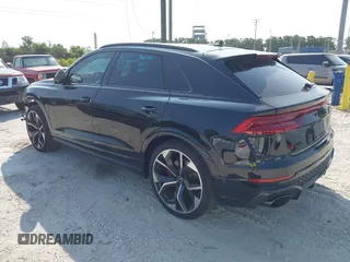 2024 Audi RS Q8 z VIN WU1ARBF15RD005841, wystawiony jako IAAI lot #42187837 z przebiegiem 8 379 mil mil oraz . Historia ofert i sprzedaży dostępna na DreamBid. Obrazek 3.