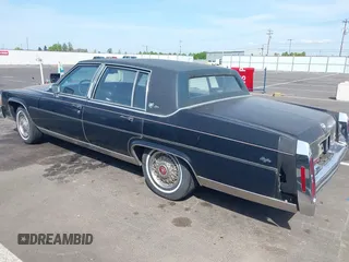 1987 Cadillac Brougham z VIN 1G6DW51Y0H9753376, wystawiony jako IAAI lot #42114437 z przebiegiem 69 484 mil mil oraz . Historia ofert i sprzedaży dostępna na DreamBid. Obrazek 3.