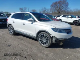 2016 Lincoln MKX Reserve z VIN 2LMPJ6LR7GBL58083, wystawiony jako IAAI lot #42051697 z przebiegiem 92 757 mil mil oraz . Historia ofert i sprzedaży dostępna na DreamBid. Obrazek 1.