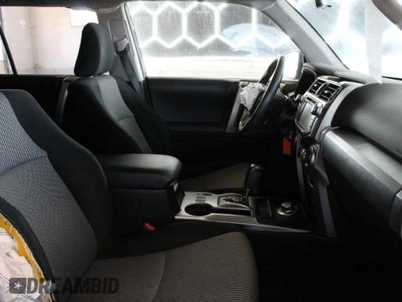2019 Toyota 4Runner SR5 z VIN JTEBU5JR4K5733967, wystawiony jako Copart lot #59749215 z przebiegiem 42 467 mil mil oraz Szkoda całkowita • Salvage title. Historia ofert i sprzedaży dostępna na DreamBid. Obrazek 5.