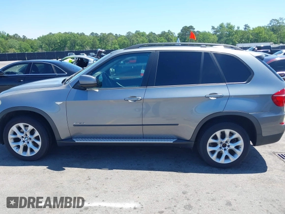 2011 BMW X5 35i z VIN 5UXZV4C57BL410981, wystawiony jako IAAI lot #42126240 z przebiegiem 160 473 mil mil oraz . Historia ofert i sprzedaży dostępna na DreamBid. Obrazek 14.
