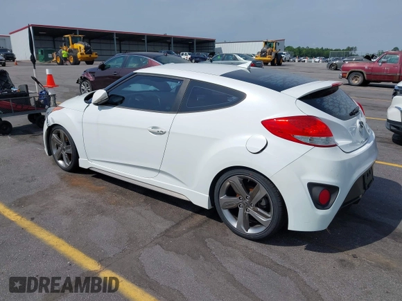 2013 Hyundai Veloster Turbo z VIN KMHTC6AE6DU112233, wystawiony jako IAAI lot #42295962 z przebiegiem 151 091 mil mil oraz . Historia ofert i sprzedaży dostępna na DreamBid. Obrazek 3.