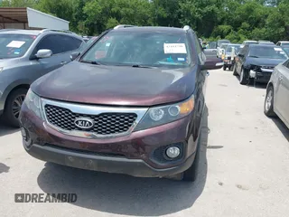 2012 Kia Sorento LX z VIN 5XYKT4A69CG257313, wystawiony jako IAAI lot #42444790 z przebiegiem 125 537 mil mil oraz . Historia ofert i sprzedaży dostępna na DreamBid. Obrazek 6.