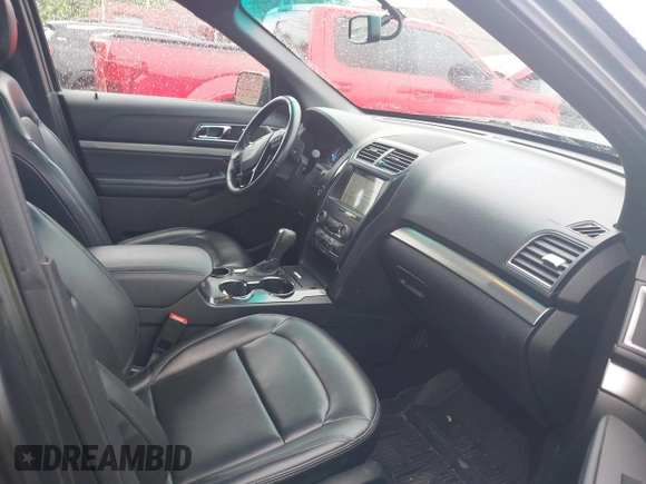 2019 Ford Explorer XLT z VIN 1FM5K7D89KGA50572, wystawiony jako IAAI lot #42551992 z przebiegiem 73 532 mil mil oraz . Historia ofert i sprzedaży dostępna na DreamBid. Obrazek 5.