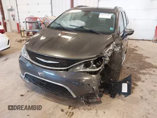 2018 Chrysler Pacifica Limited z VIN 2C4RC1GG2JR357615, wystawiony jako IAAI lot #41937587 z przebiegiem 62 394 mil mil oraz . Historia ofert i sprzedaży dostępna na DreamBid. Obrazek 12.
