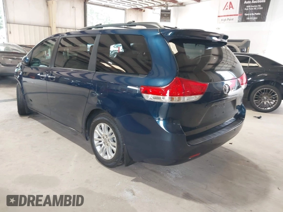 2011 Toyota Sienna XLE AAS z VIN 5TDYK3DC1BS130064, wystawiony jako IAAI lot #42600155 z przebiegiem 139 078 mil mil oraz . Historia ofert i sprzedaży dostępna na DreamBid. Obrazek 3.