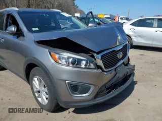 2017 Kia Sorento LX z VIN 5XYPGDA36HG267353, wystawiony jako IAAI lot #41785397 z przebiegiem 126 629 mil mil oraz . Historia ofert i sprzedaży dostępna na DreamBid. Obrazek 6.