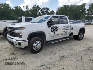 2024 Chevrolet Silverado 3500HD LT z VIN 1GC4YTEY3RF111582, wystawiony jako Copart lot #53868695 z przebiegiem 29 607 mil mil oraz Szkody całkowita. Historia ofert i sprzedaży dostępna na DreamBid. Obrazek 1.