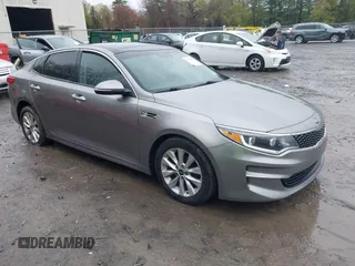 2016 Kia Optima EX z VIN 5XXGU4L3XGG085728, wystawiony jako IAAI lot #42179434 z przebiegiem 93 589 mil mil oraz . Historia ofert i sprzedaży dostępna na DreamBid. Obrazek 1.