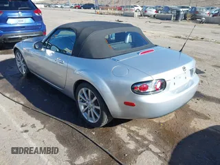 2007 Mazda MX-5 Miata Sport z VIN JM1NC25F170126965, wystawiony jako IAAI lot #41003125 z przebiegiem 99 338 mil mil oraz . Historia ofert i sprzedaży dostępna na DreamBid. Obrazek 3.