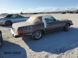 1984 Mercedes-Benz 380 SL z VIN WDBBA45A5EA009369, wystawiony jako Copart lot #74363674 z przebiegiem 79 513 mil mil oraz Szkoda całkowita • Salvage title. Historia ofert i sprzedaży dostępna na DreamBid. Obrazek 3.