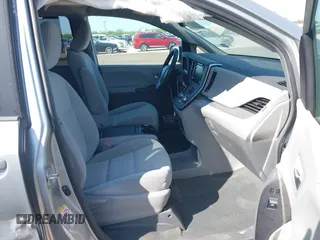 2019 Toyota Sienna LE Auto Access Seat z VIN 5TDKZ3DC1KS966037, wystawiony jako IAAI lot #41972610 z przebiegiem 59 585 mil mil oraz . Historia ofert i sprzedaży dostępna na DreamBid. Obrazek 5.