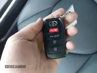 2024 Toyota Highlander LE z VIN 5TDKDRAH2RS542863, wystawiony jako IAAI lot #41466780 z przebiegiem 6 558 mil mil oraz . Historia ofert i sprzedaży dostępna na DreamBid. Obrazek 11.
