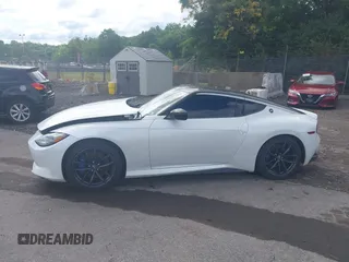 2023 Nissan Z Performance с VIN JN1BZ4BH4PM311977, выставлен на аукционе IAAI как лот 39732107 с пробегом 1 020 миль миль и . История ставок и продаж доступна на DreamBid. Изображение 14.