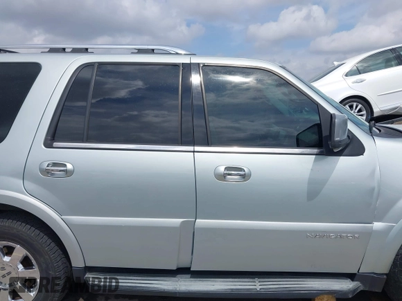 2005 Lincoln Navigator Luxury z VIN 5LMFU27505LJ13960, wystawiony jako IAAI lot #41893770 z przebiegiem Nie podano mil oraz . Historia ofert i sprzedaży dostępna na DreamBid. Obrazek 14.